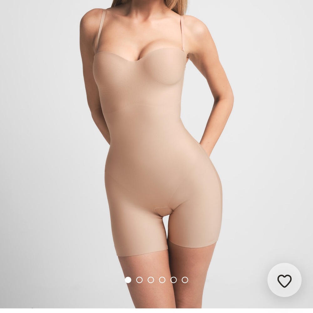 SKIMS Sculpting Underwire Bodysuit - Nude